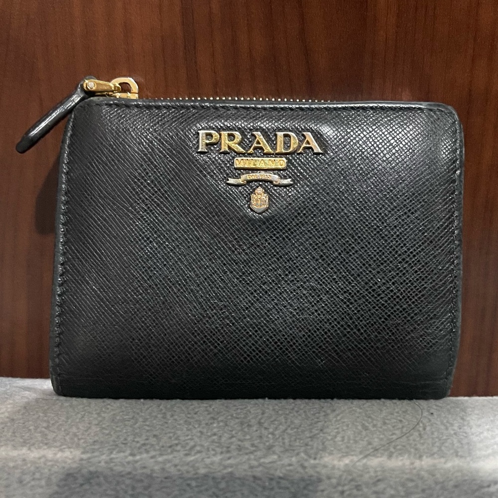 👛 Authentic Prada Black Compact Wallet with Gold Hardware and ID slot👛
